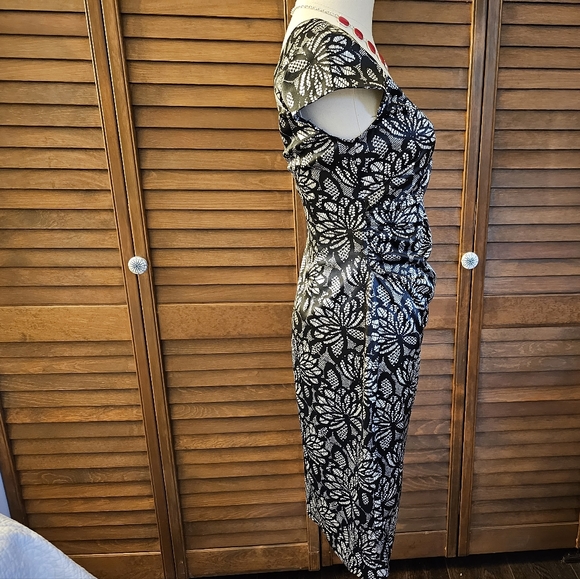 Maggie London Black and White Floral-Print V-neck Cocktail Dress (2P) - Picture 2 of 6